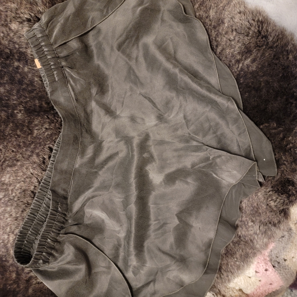Lunya short size medium grey color